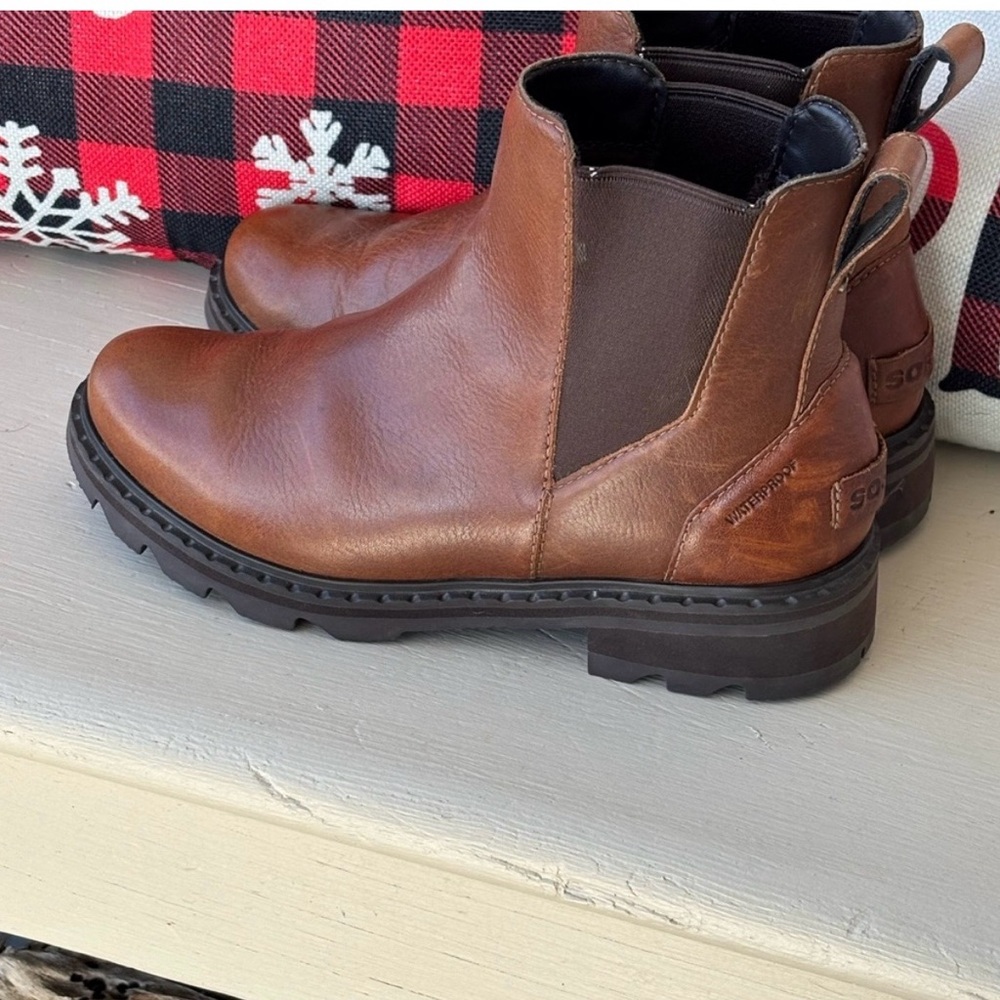 Sorel Lennox leather Chelsea boot in the Velvet Tan color size 7.